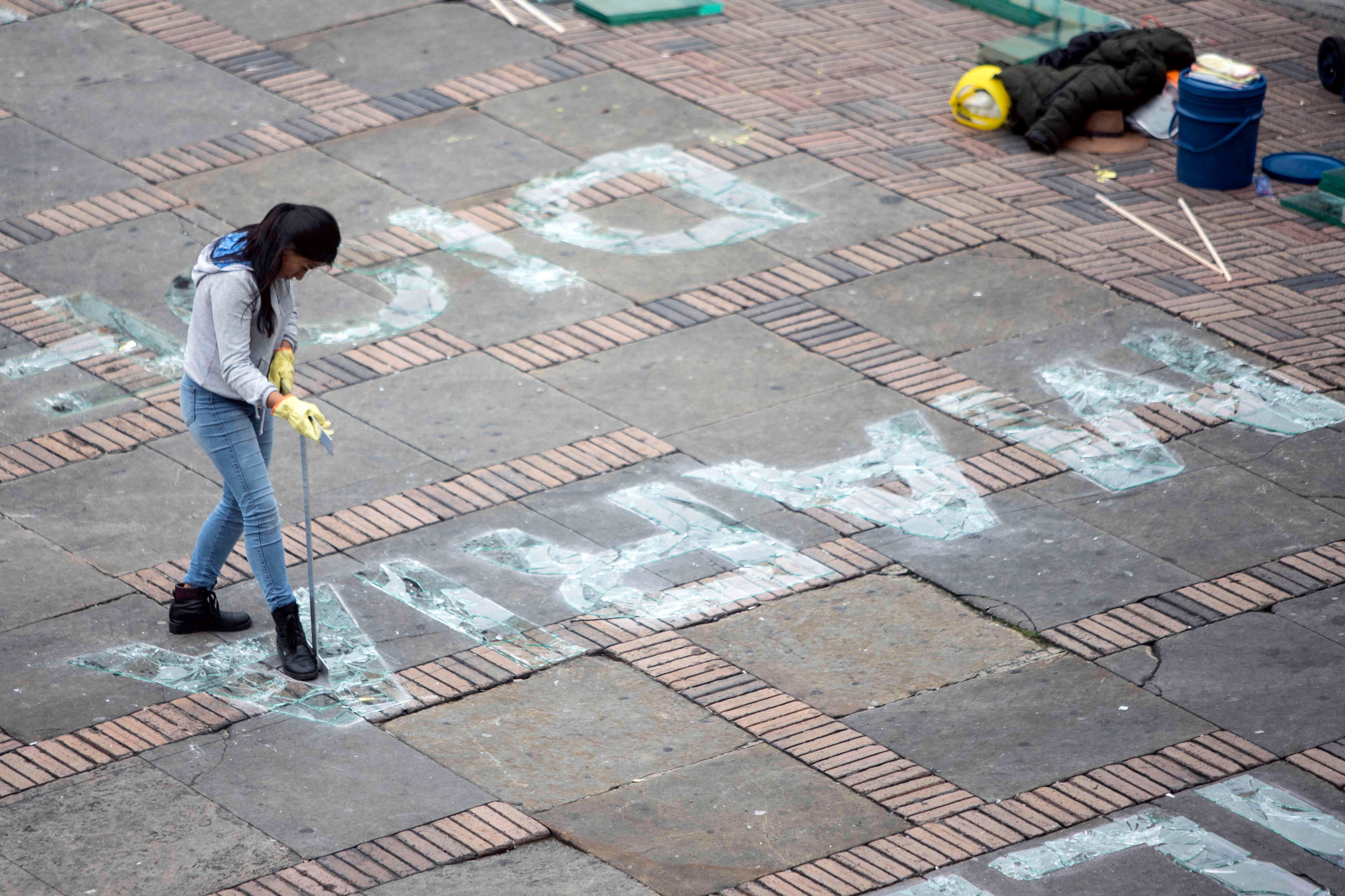 165 víctimas, de 470 de las que tienen registro,  fueron seleccionadas al azar para que sus nombres aparecieran plasmados en la Plaza de Bolívar a partir de pedazos de vidrio quebrado. Foto: Diana Rey Melo