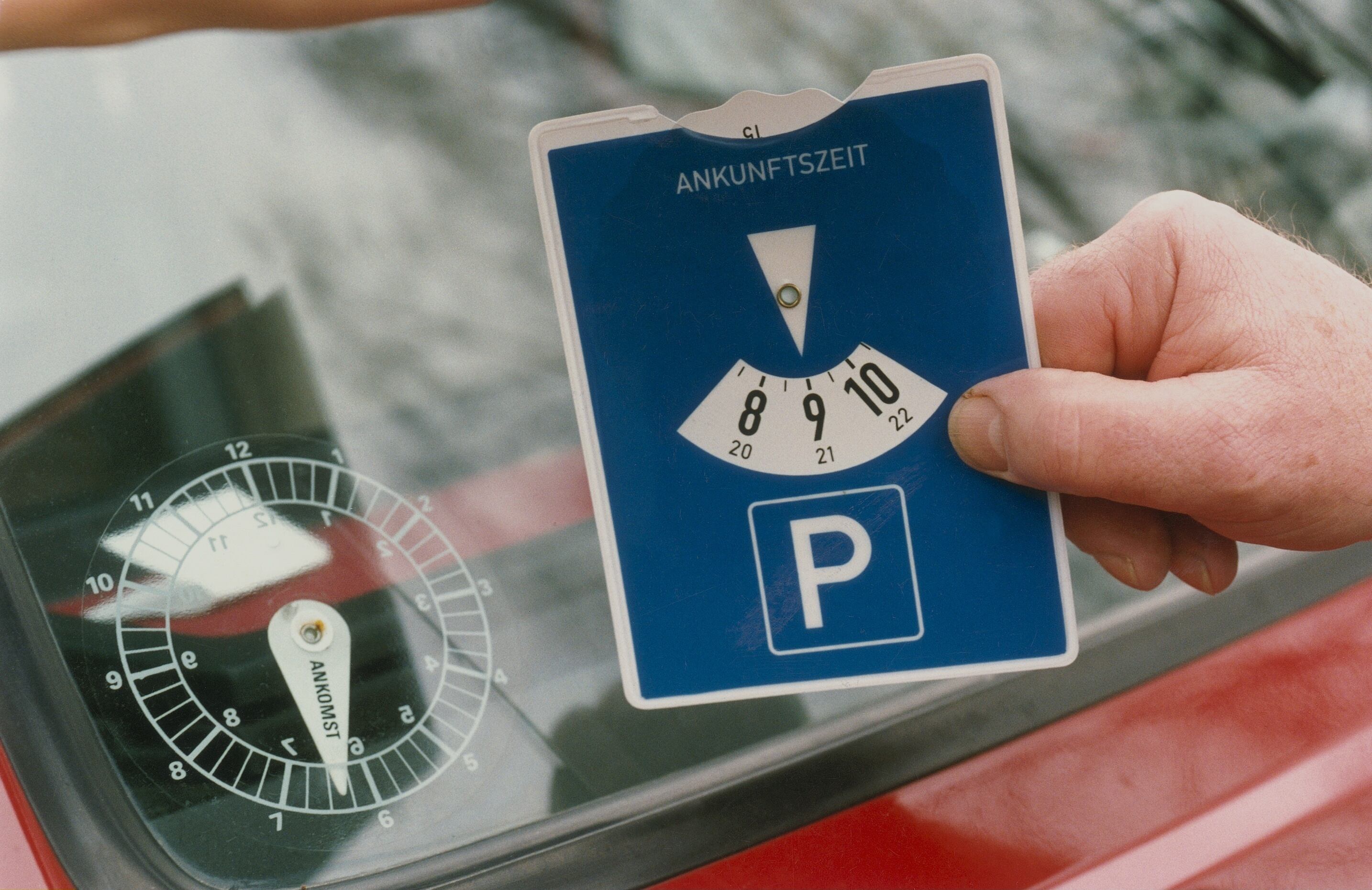 En Alemania, el disco de parqueo o Parkscheibe es clave para poder disfrutar la gratuidad del estacionamiento en calle.