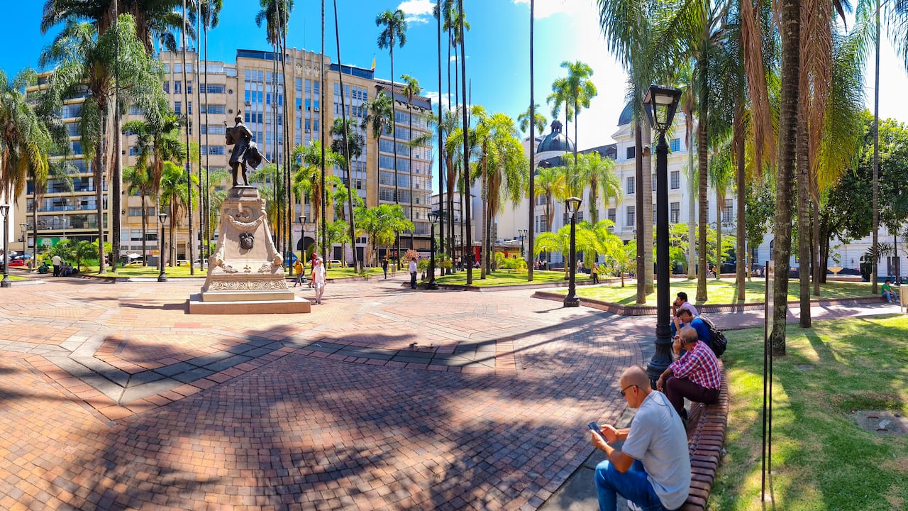 Jardines públicos en la plaza Cayzedo o Caicedo en Cali, Colombia. 29 de julio de 2024.