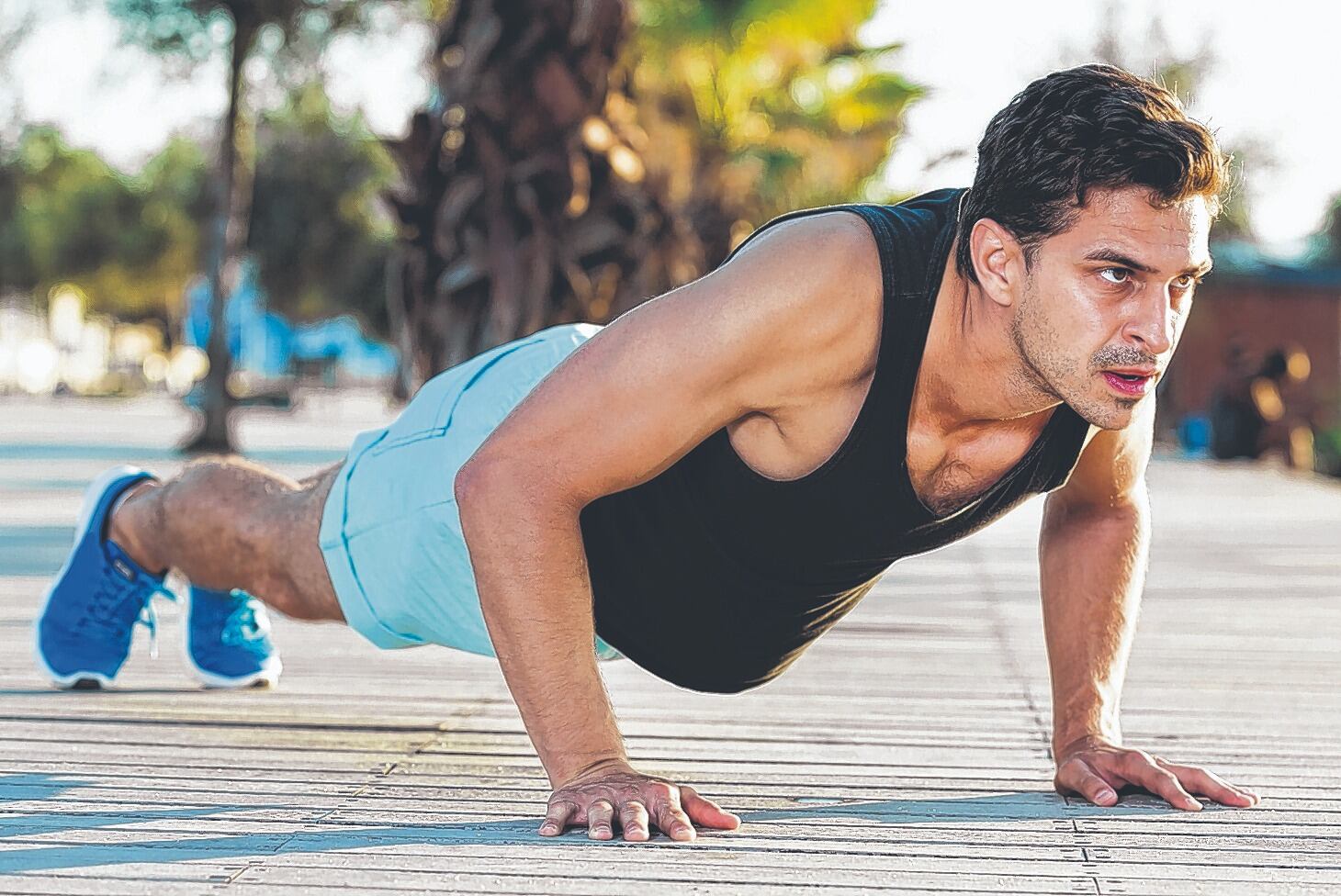 Existen ejercicios en los que se trabaja con peso, pero del mismo cuerpo, como lo son las flexiones de brazos, dominadas y las sentadillas, que también son muy comunes y son conocidos como calistenia.