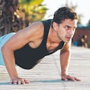 Existen ejercicios en los que se trabaja con peso, pero del mismo cuerpo, como lo son las flexiones de brazos, dominadas y las sentadillas, que también son muy comunes y son conocidos como calistenia.