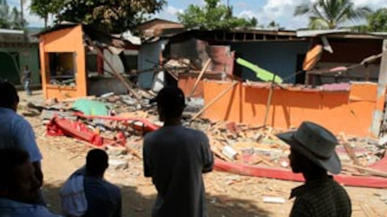 Así quedó la casa de María Vásquez, enfermera y líder de Tierradentro, después de que las Farc lanzaron un cilindro. Ella se salvó porque había salido del pueblo esa misma tarde