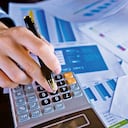 Estimaciones de Credicorp Capital indican que el precio del dólar debería estar en 4.200 pesos, pero está más alto por la incertidumbre fiscal.