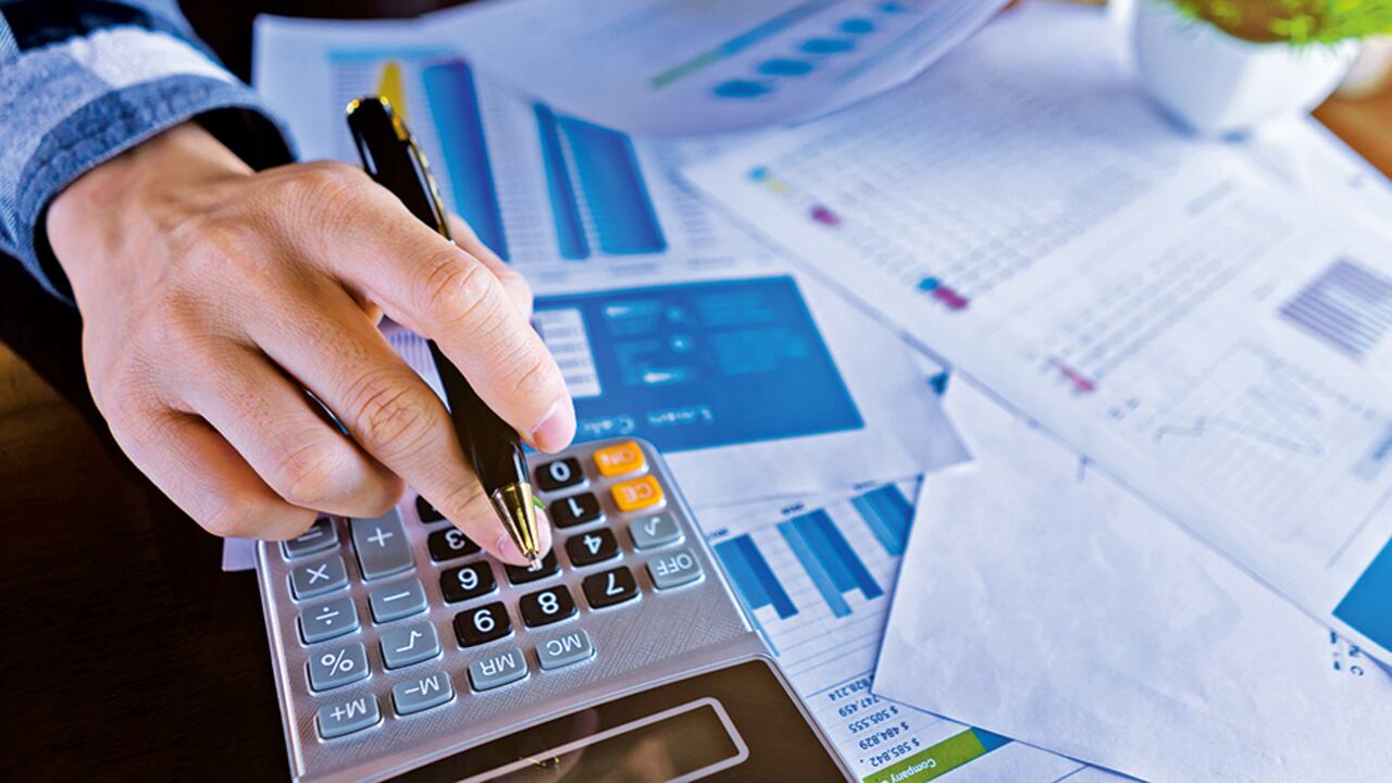 Estimaciones de Credicorp Capital indican que el precio del dólar debería estar en 4.200 pesos, pero está más alto por la incertidumbre fiscal.