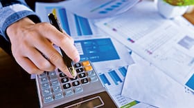 Estimaciones de Credicorp Capital indican que el precio del dólar debería estar en 4.200 pesos, pero está más alto por la incertidumbre fiscal.