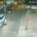 Un video de una cámara captó el momento en que se registró el atentado en el CAI del sector de Arborizadora Alta, en Ciudad Bolívar.