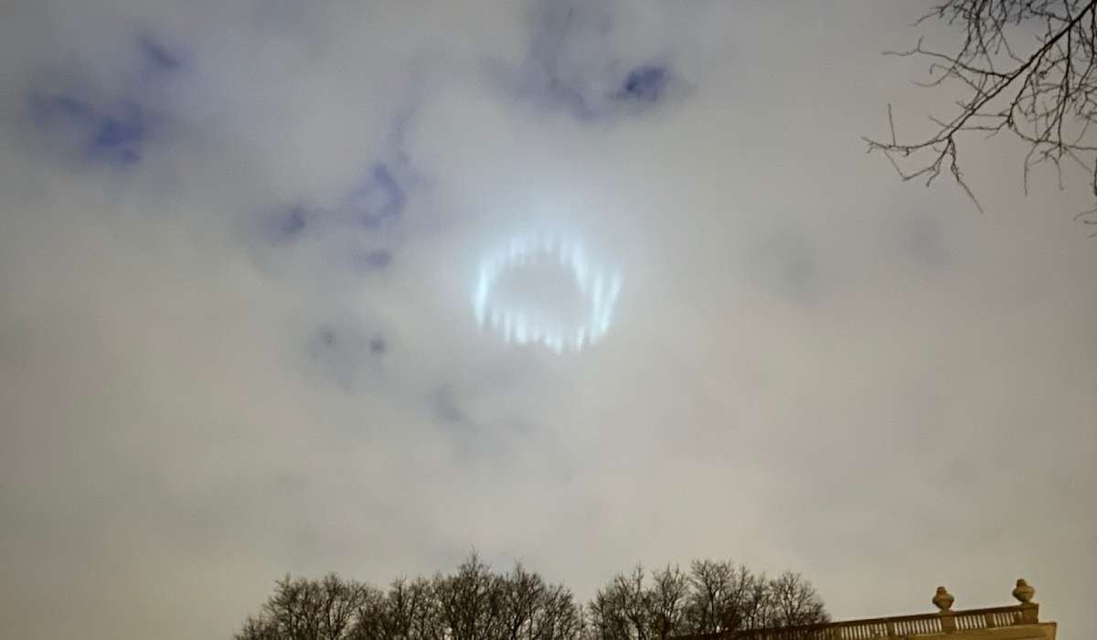 Usuarios de redes sociales captan un aro de luz en el cielo de Milán.