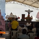 Las afectaciones en algunos templos obligaron a trasladar las celebraciones religiosas a espacios abiertos, donde las comunidades continúan participando en las misas mientras avanzan las evaluaciones.