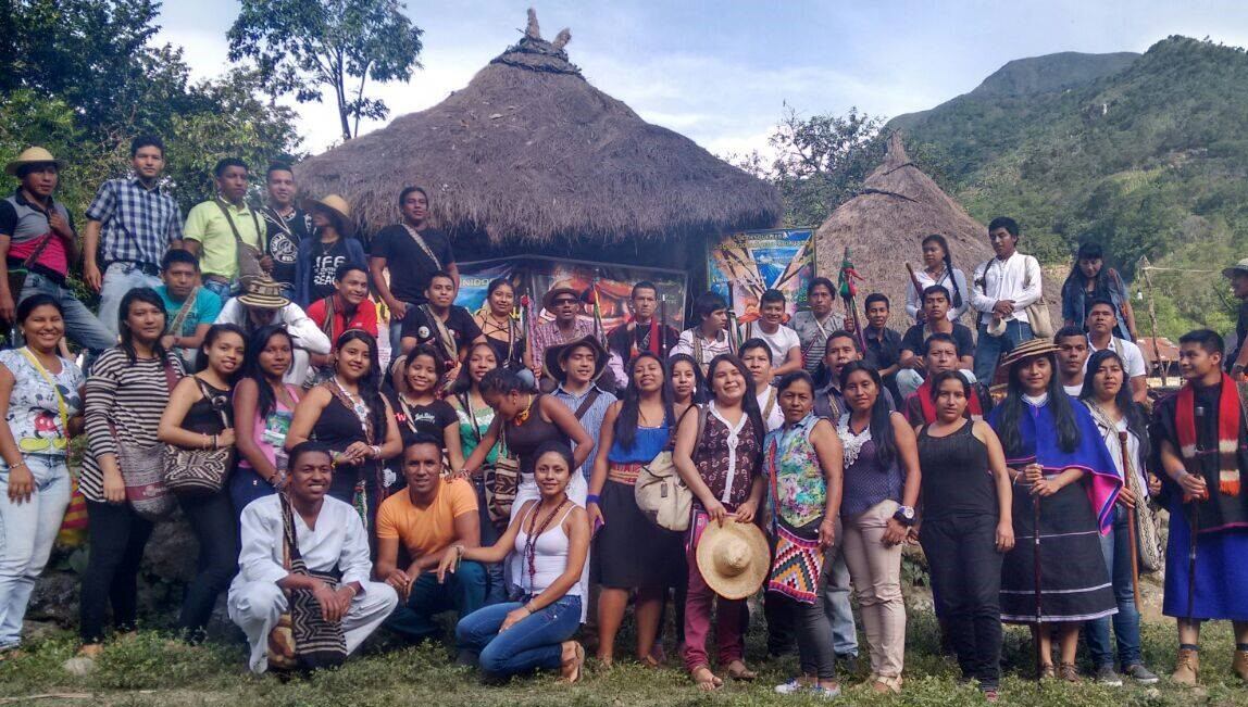 Tejiendo caminos para eliminar el racismo: pueblos indígenas y educación superior en Colombia, una iniciativa para conversar sobre la discriminación que ataca a los miembros de las comunidades indígenas que desean acceder a la educación superior.