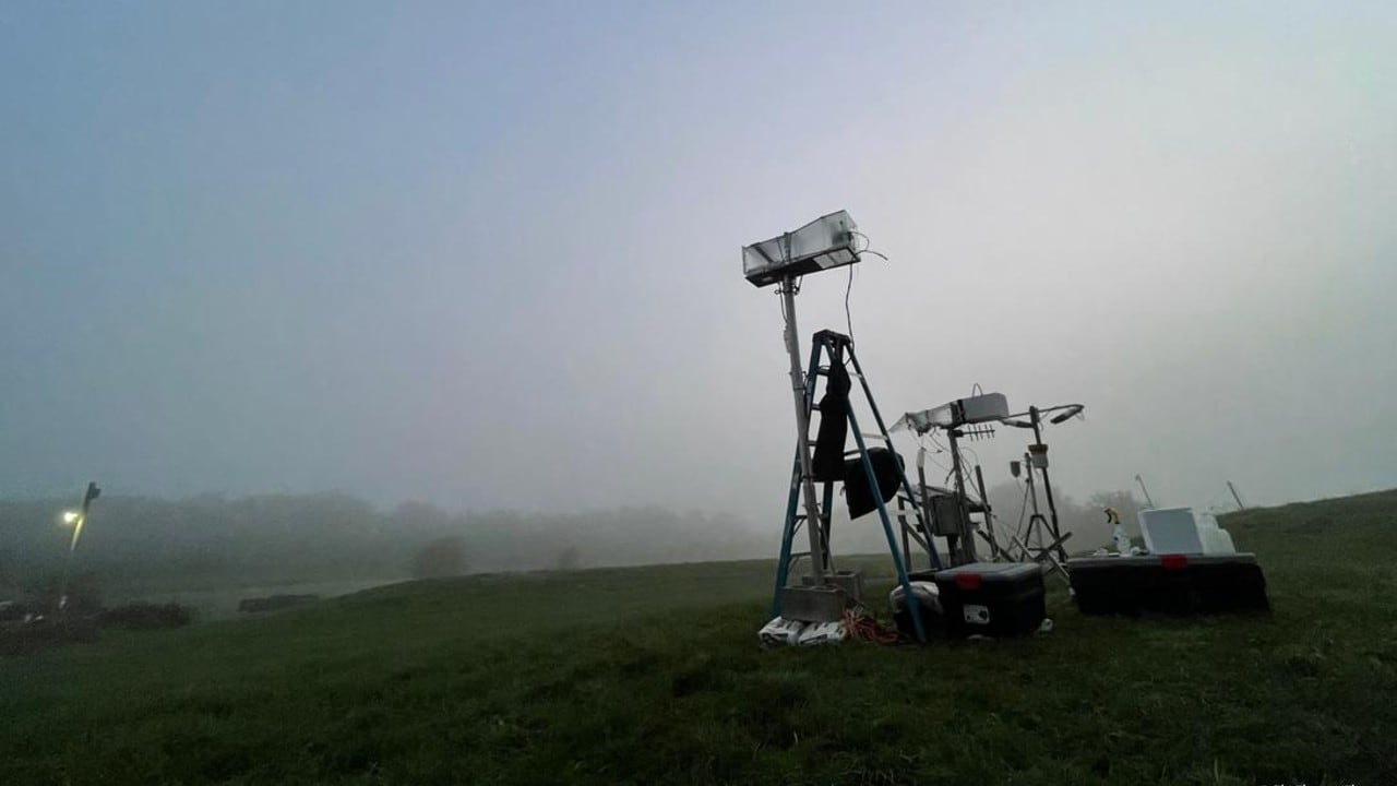 El equipo de muestreo de niebla, instalado en un campo de Pensilvania junto al río Susquehanna.