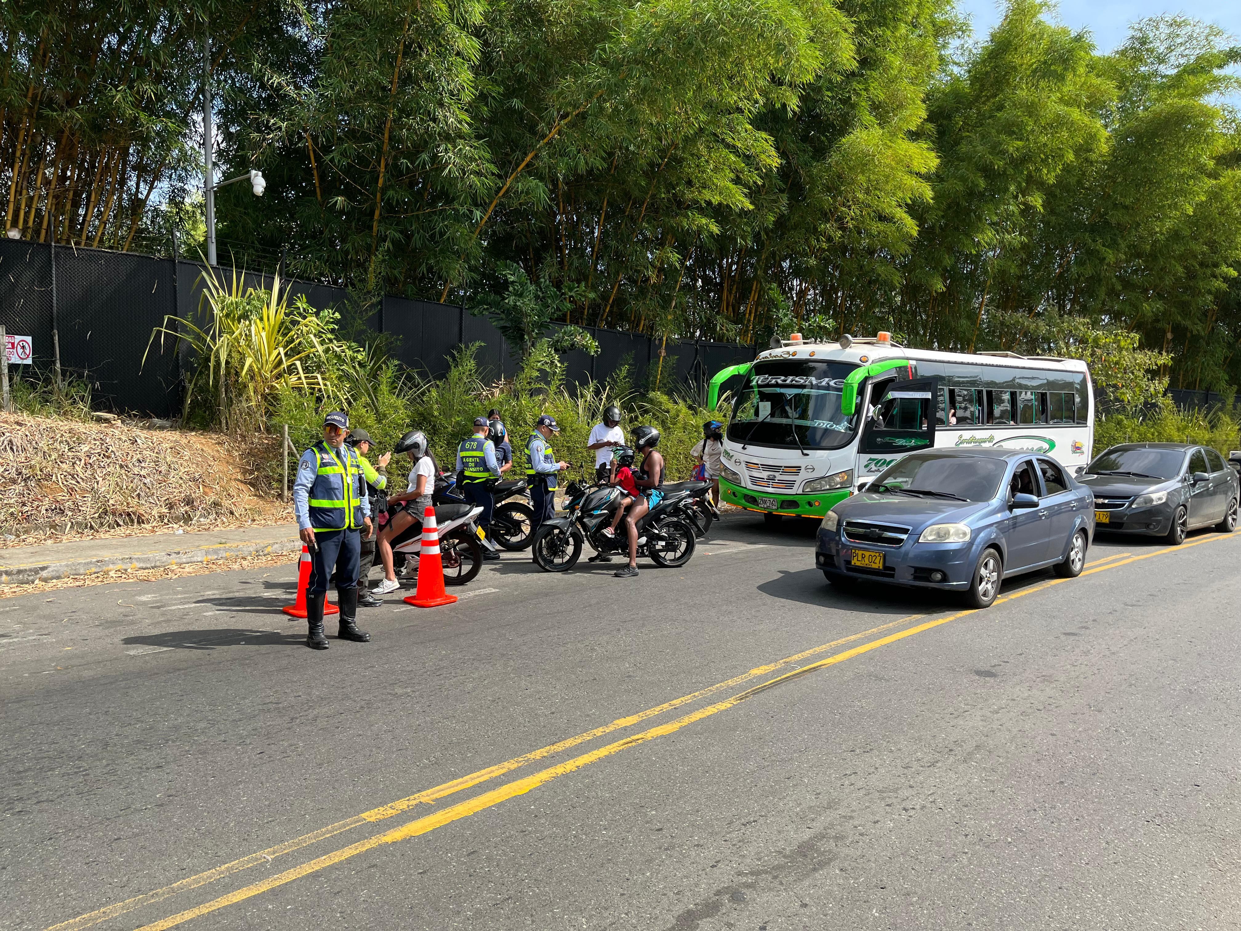 Reportan fuerte trancón en la vía a Pance: atienden emergencia de hombre que se habría ahogado; así está la movilidad