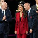 De izquierda a derecha, el presidente de la FIFA, Gianni Infantino, la reina Letizia y el presidente de la federación española de fútbol, Luis Rubiales, conversan en el podio tras la victoria de España en la final de la Copa Mundial Femenina de fútbol contra Inglaterra en el Estadio Australia en Sydney, Australia, el domingo 20 de agosto. , 2023. (Foto AP/Alessandra Tarantino)