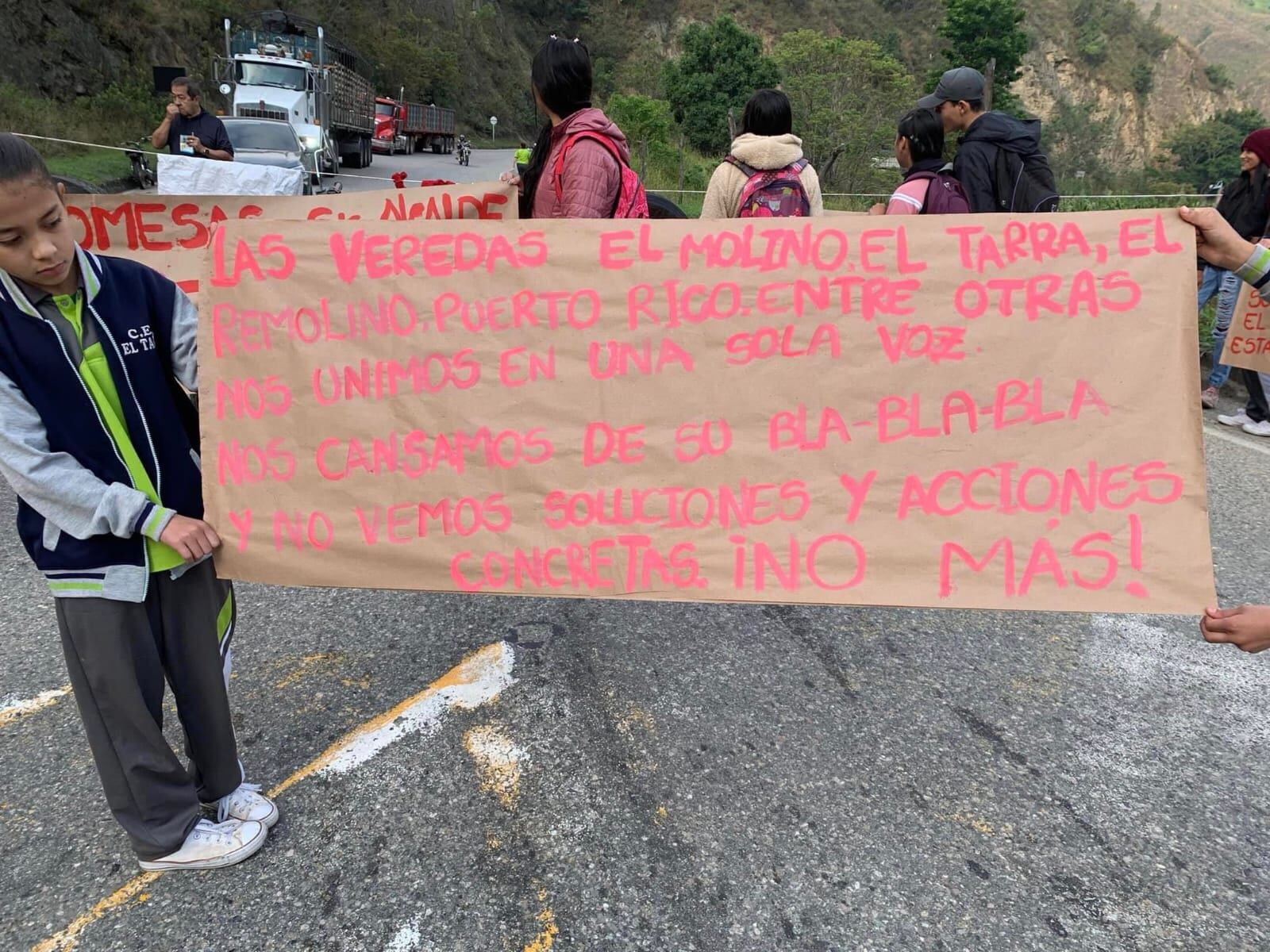 Estudiantes de El Tarrita protestaron para evitar que ocurriera la emergencia.