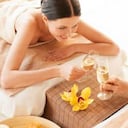 Prepare un spa en casa: que sea un momento de esparcimiento de “relax”. Un día de descanso en el hogar será un excelente regalo que puede ofrecer a su familia, amigos o pareja. Para esta opción puede llamar a una masajista, tratamientos y velas. Inclusive puede acompañar el plan con alimentos ligeros.