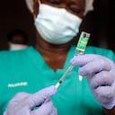 Una enfermera prepara una de las vacunas contra el COVID-19 en Nigeria, con el fármaco de AstraZeneca producido por el Serum Institute of India y distribuido a través de la iniciativa global COVAX, en el hospital Yaba Mainland de Lagos, Nigeria. (AP Foto/Sunday Alamba, archivo)