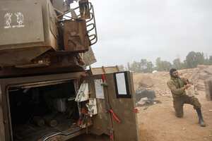 Se muestra una unidad de artillería israelí cerca de la frontera con la Franja de Gaza el 5 de diciembre de 2023, en medio de continuas batallas entre Israel y el grupo militante Hamás.