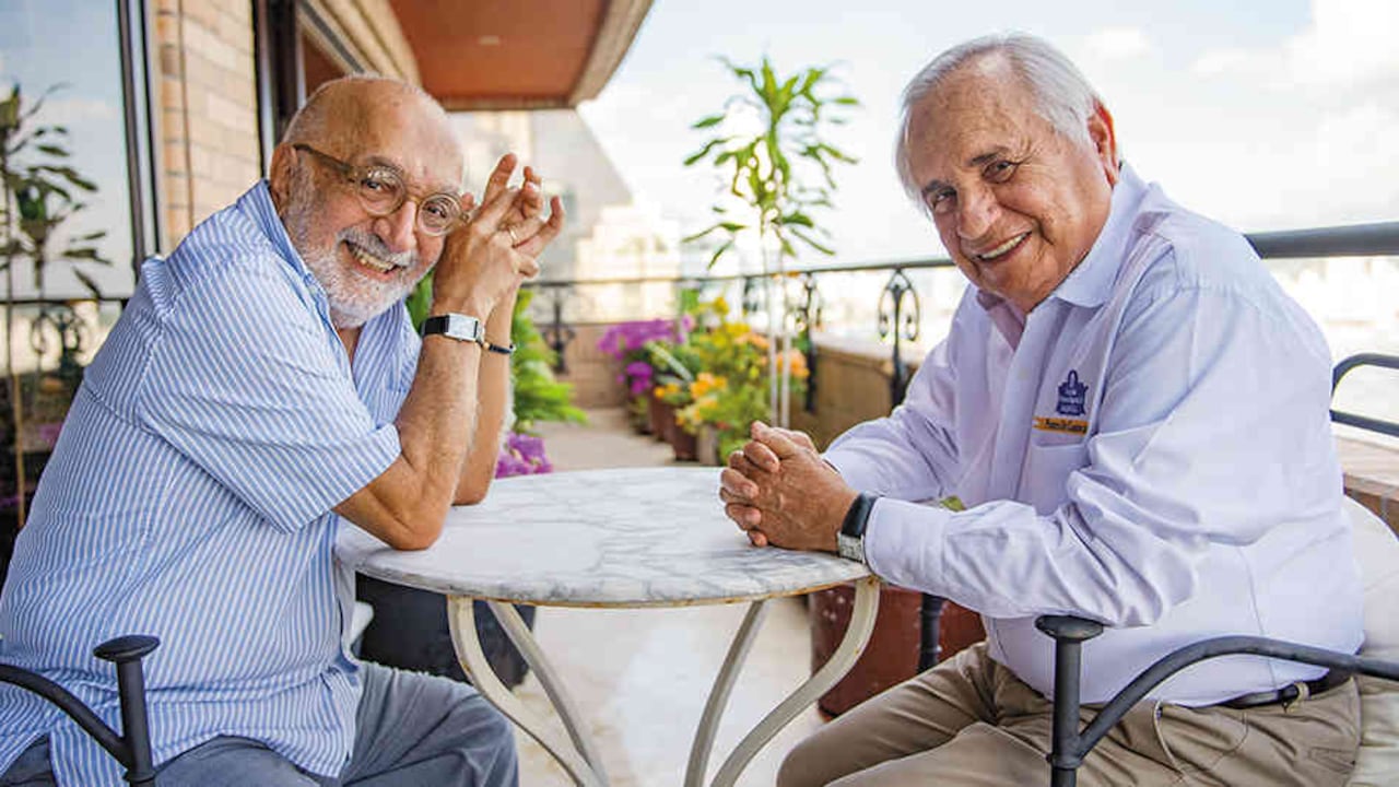 El cronista Juan Gossaín y el gerente del Grupo Puerto de Cartagena, Alfonso Salas Trujillo.