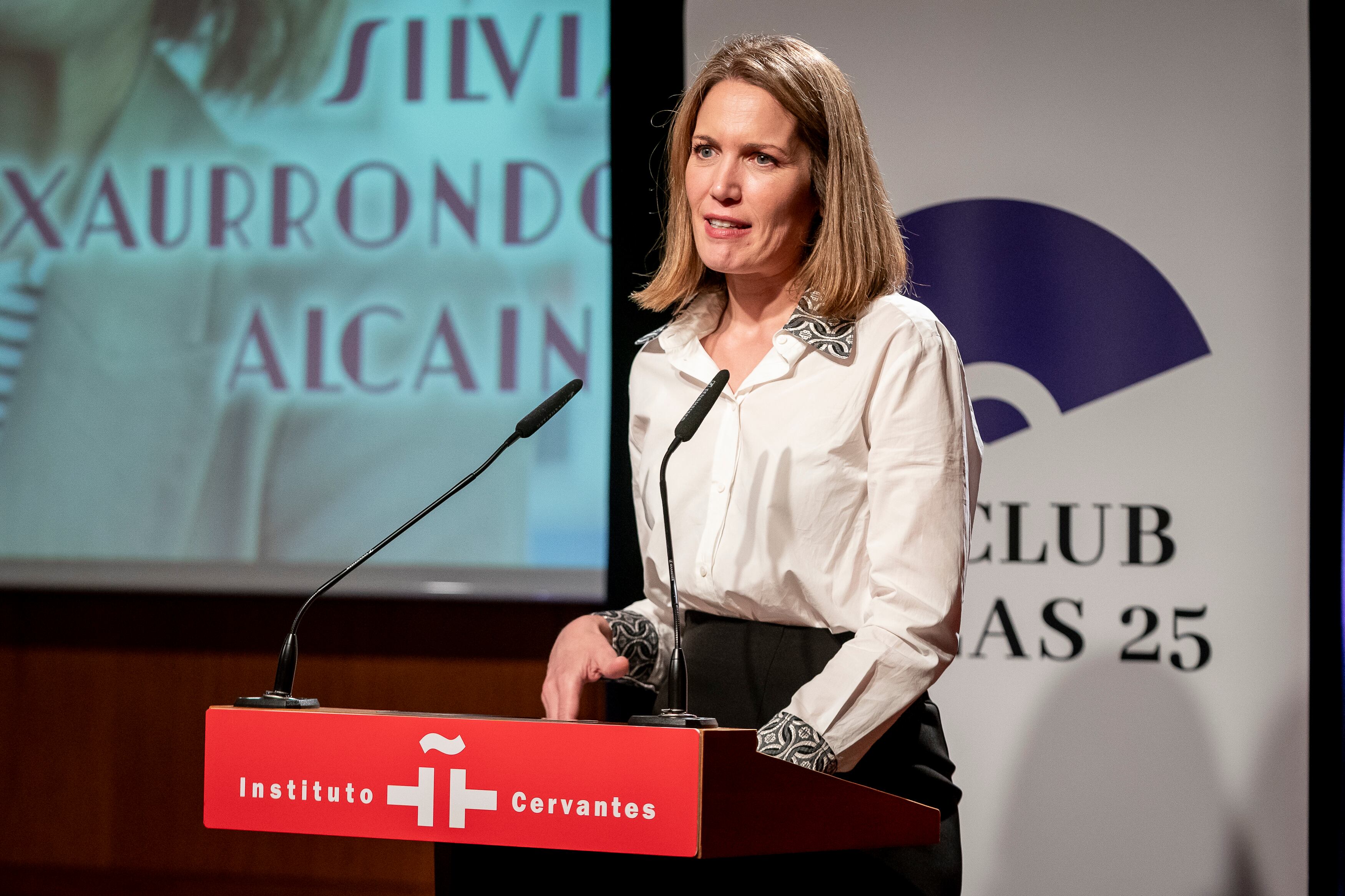 Silvia Intxaurrondo es periodista y licenciada en Filología Árabe y Máster en Estudios Árabes e Islámicos por la Universidad Autónoma de Madrid.