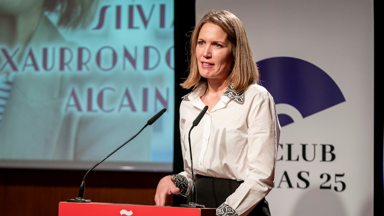 Silvia Intxaurrondo es periodista y licenciada en Filología Árabe y Máster en Estudios Árabes e Islámicos por la Universidad Autónoma de Madrid.