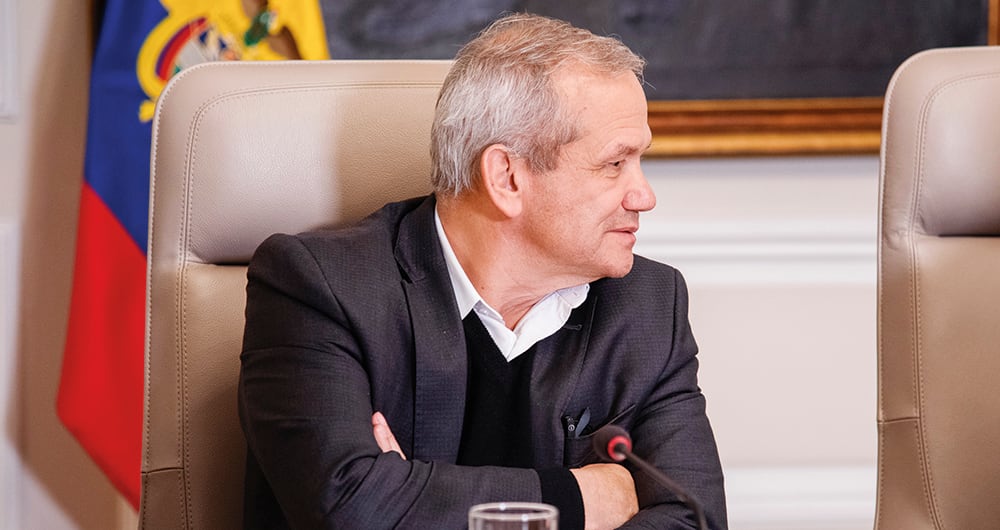 Carlos Ramón González está escondido de la Justicia, que lo busca por el escándalo de la UNGRD, pero dejó en la Alianza Verde a Rodrigo Romero, su mano derecha. 