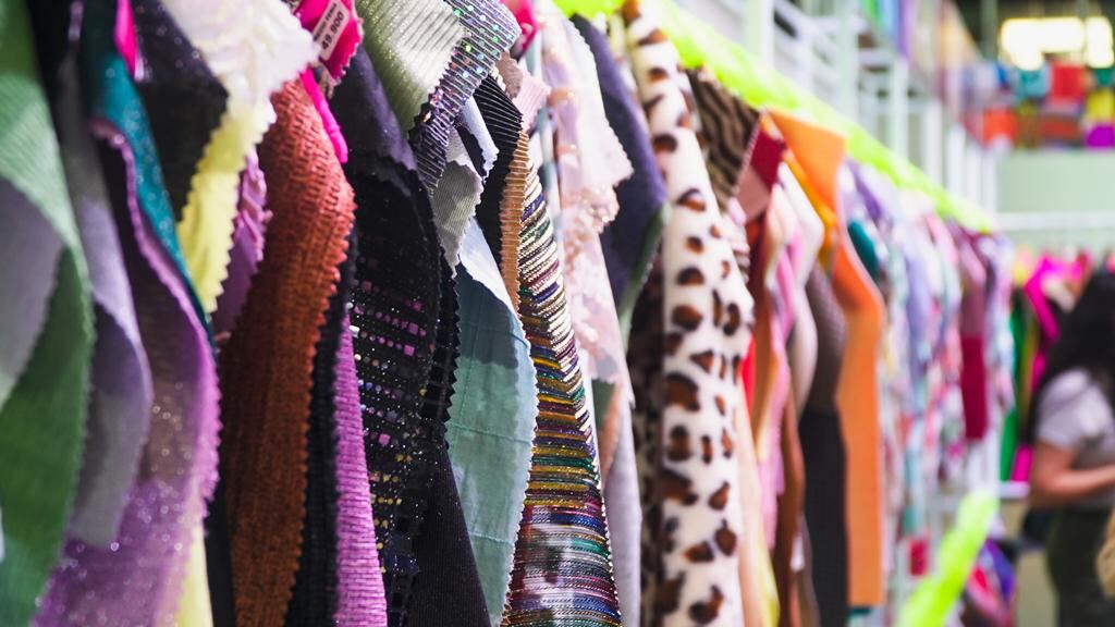 Textiles en exhibición en Colombiatex Las Américas 2023.