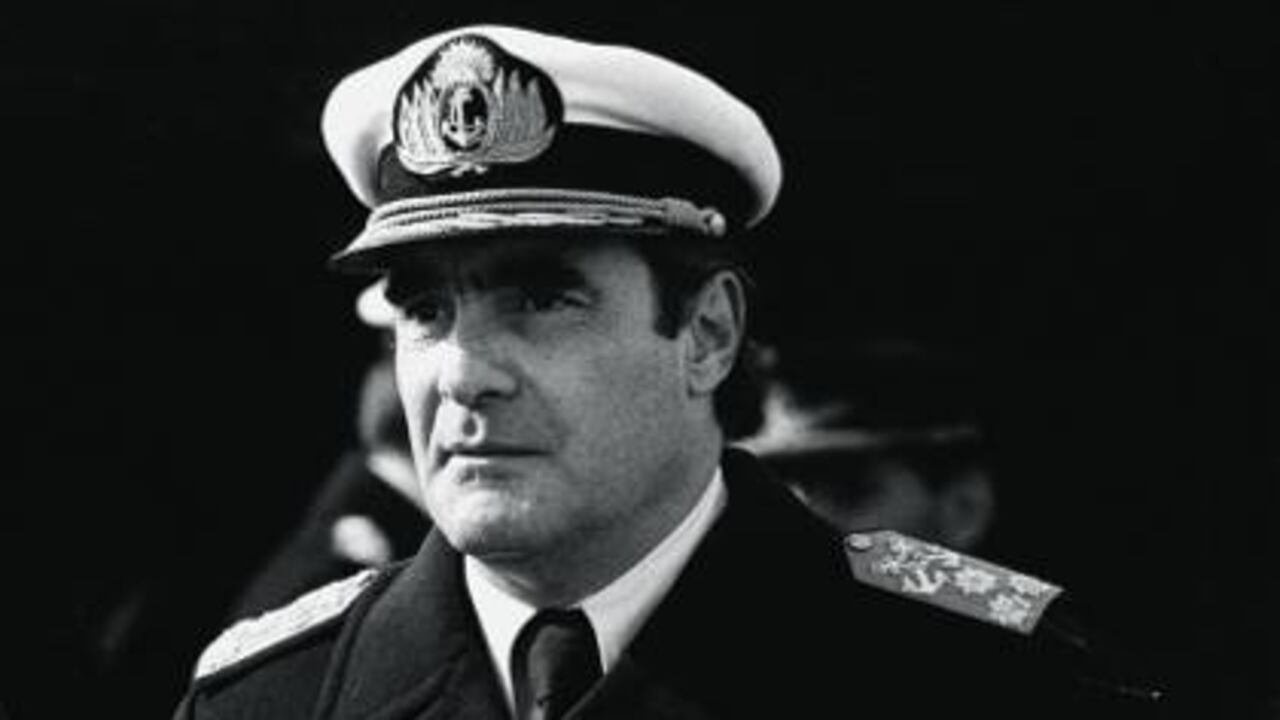 El ex almirante Emilio Eduardo Massera, de 84 años, quien murió en el hospital naval de Buenos Aires (Argentina), víctima de un paro cardiorrespiratorio.