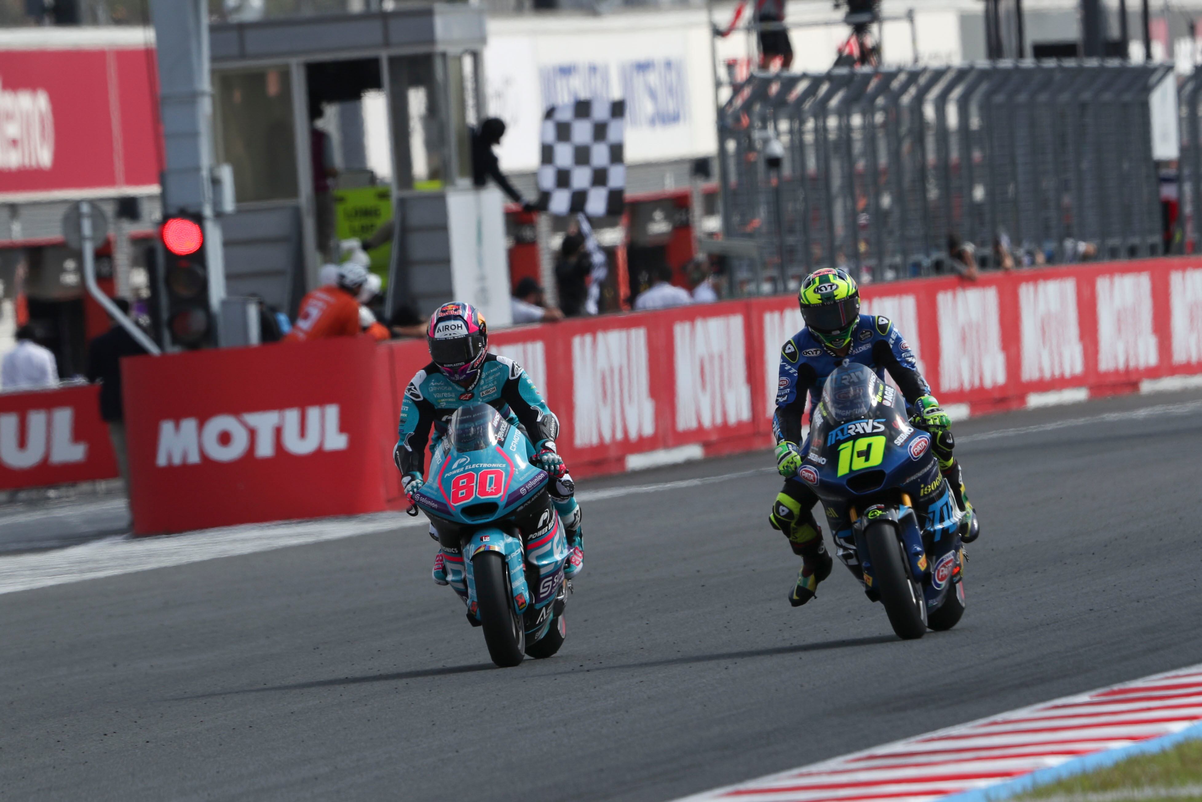 David Alonso en su batalla por el tercer lugar con Diego Moreira, durante el GP de Japón.