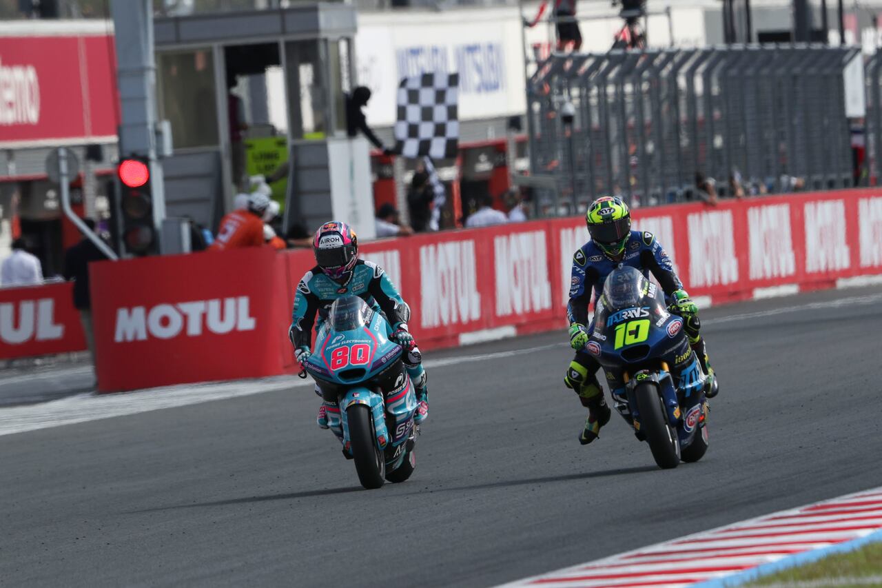 David Alonso en su batalla por el tercer lugar con Diego Moreira, durante el GP de Japón.