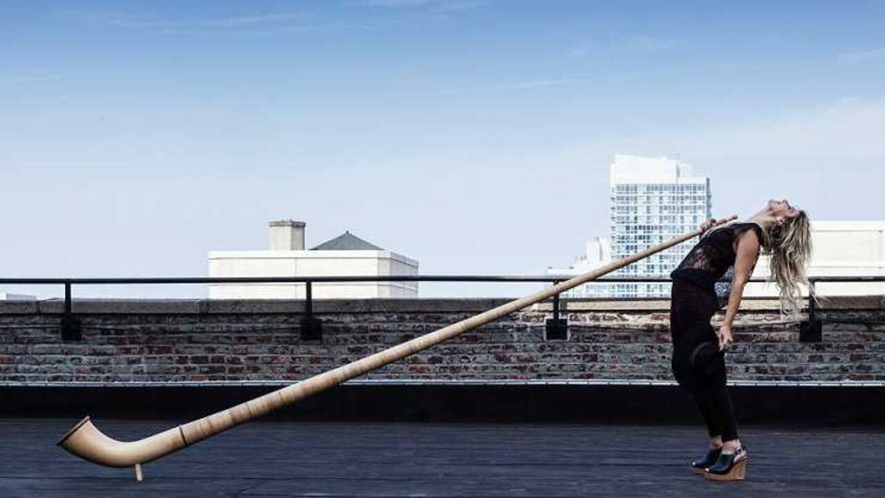 La música posa con un corno alpino. Foto cortesía Eliana Burki.
