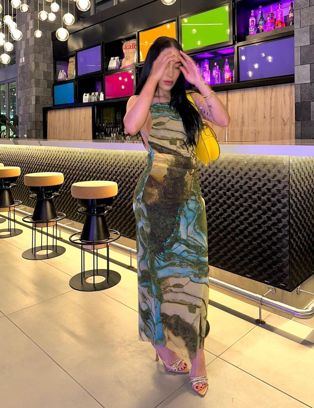 La 'influencer' lució un sensual vestido.