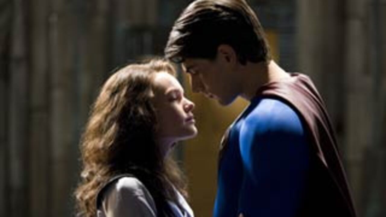Superman (Brandon Routh) regresa, después de cinco años de recorrer las ruinas de su planeta, a la convulsionada ciudad de Metrópolis. Se encuentra, para comenzar, con una Luisa Lane que ha hecho lo posible para olvidarlo
