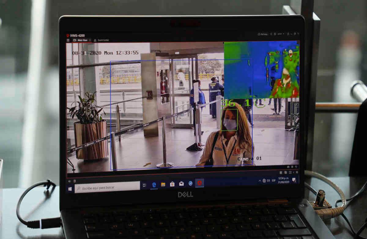 En medio del reinicio de los vuelos nacionales, los puntos de origen y destino deberán tomar la temperatura, así como hacer tamizajes de los síntomas. Foto: Guillermo Torres/SEMANA