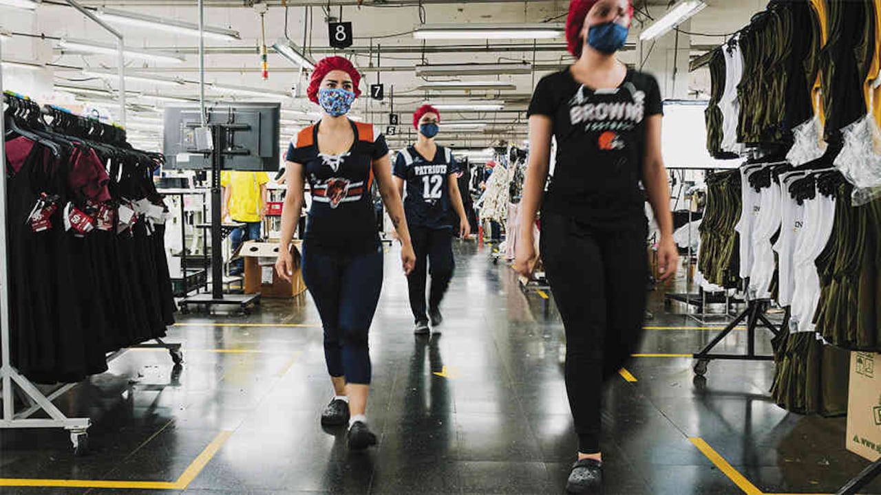 Entrada del personal a la planta de Creytex en Medellín.