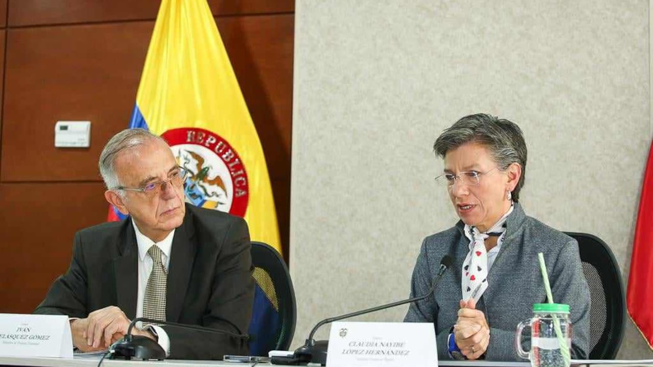 El ministro de Defensa, Iván Velásquez, y la alcaldesa Claudia López, lideraron un consejo de seguridad en Bogotá.
