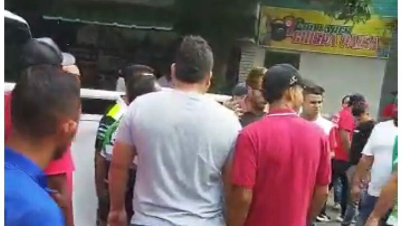 Comerciantes inconformes con vallas  que impiden la circulación de vehículos.