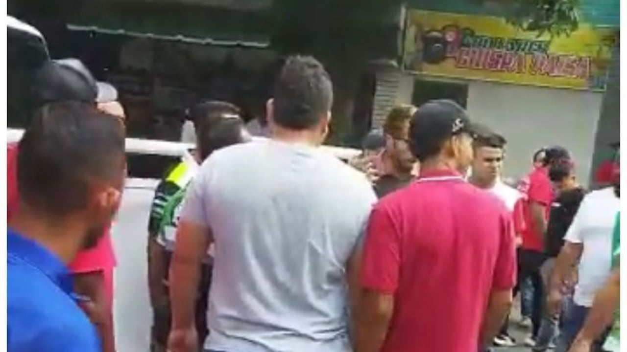 Comerciantes inconformes con vallas que impiden la circulación de vehículos.