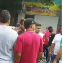 Comerciantes inconformes con vallas que impiden la circulación de vehículos.