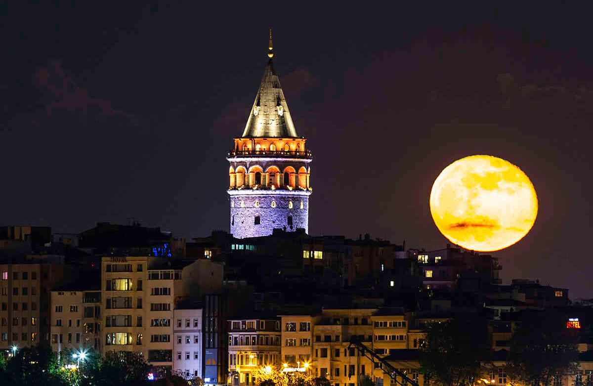 La luna se eleva sobre el horizonte de Estambul con la icónica Torre de Gálata, el viernes 8 de mayo de 2020, unas horas antes del inicio de un toque de queda de dos días declarado por el gobierno en un intento por controlar la propagación del coronavirus. Foto: Emrah Gurel/AP