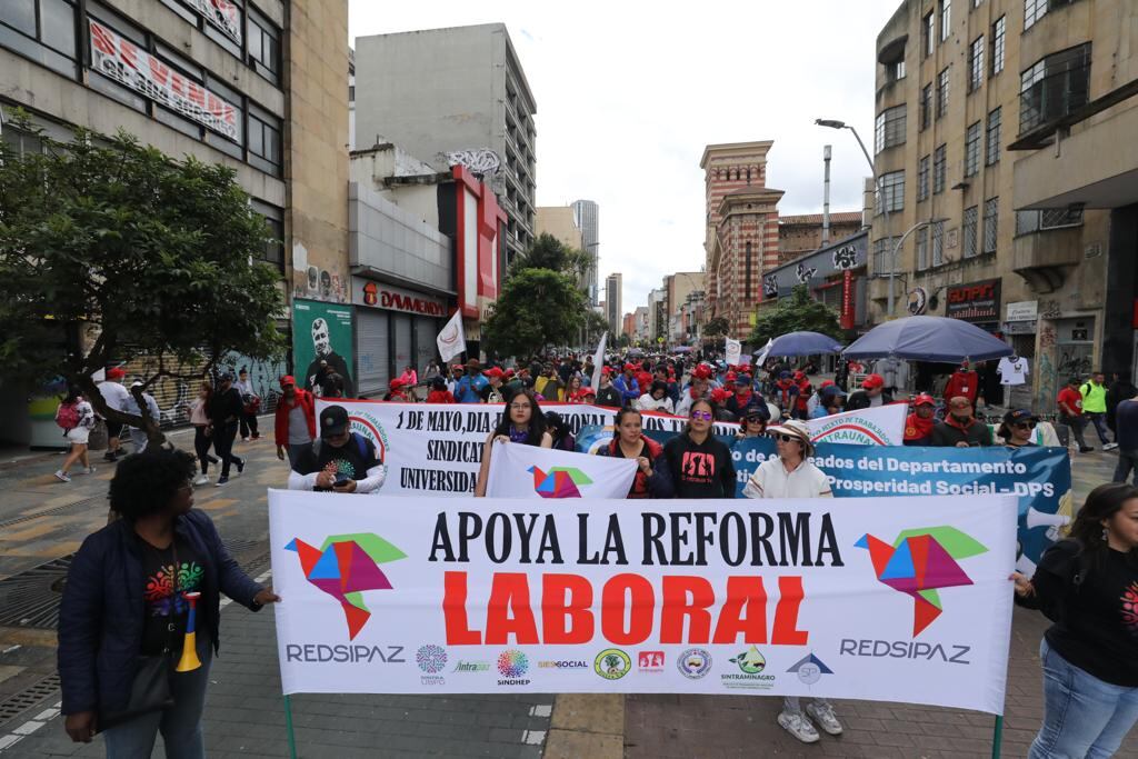 Marchas hacia la plaza de armas y plaza de Bolívar en Bogotá