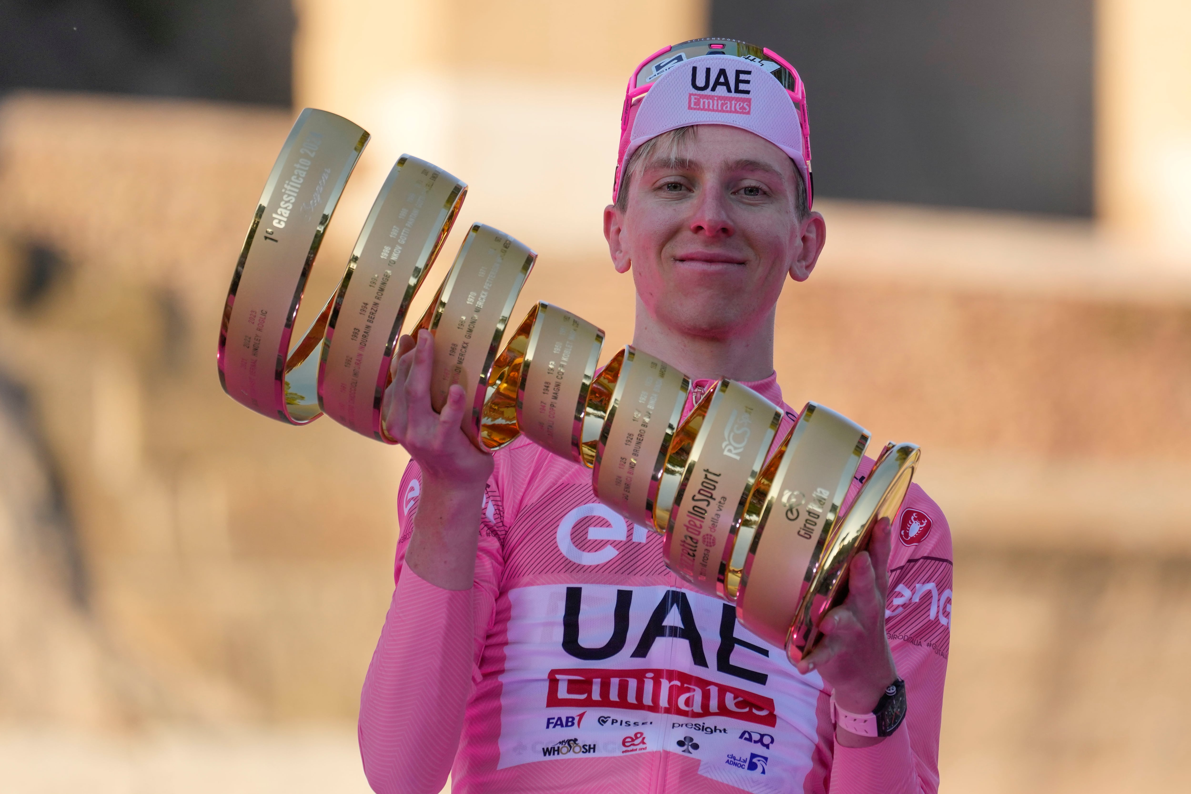 El esloveno Tadej Pogacar, ganador del Tour de Italia, sostiene el trofeo durante la ceremonia del podio al final de la 21ª y última etapa del Giro de Italia, carrera ciclista, en Roma, el domingo 26 de mayo de 2024. (Foto AP/Andrew Medichini)