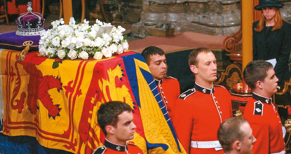 Los planes del sepelio de Isabel fueron diseñados desde la década de 1960, pero se actualizan varias veces en el año. La nación desempolvará preciosas tradiciones, como sucedió en 2002 con la despedida de la reina madre, en la foto.
