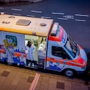 Un trabajador médico se encuentra en la puerta de una camioneta de prueba de Coronavirus en Frankfurt, Alemania, el jueves 11 de noviembre de 2021. El número de infecciones por Corona está aumentando constantemente nuevamente. Foto AP / Michael Probst