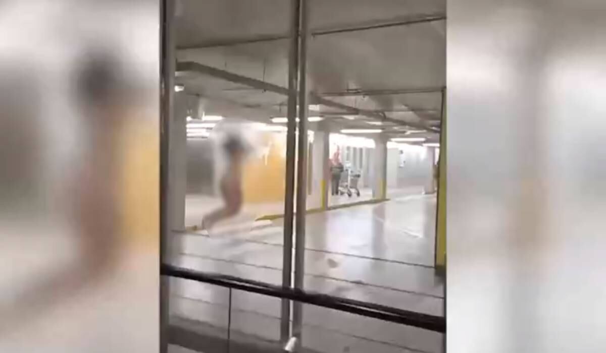 Mujer desnuda se pasea del Aeropuerto de Santiago de Chile.