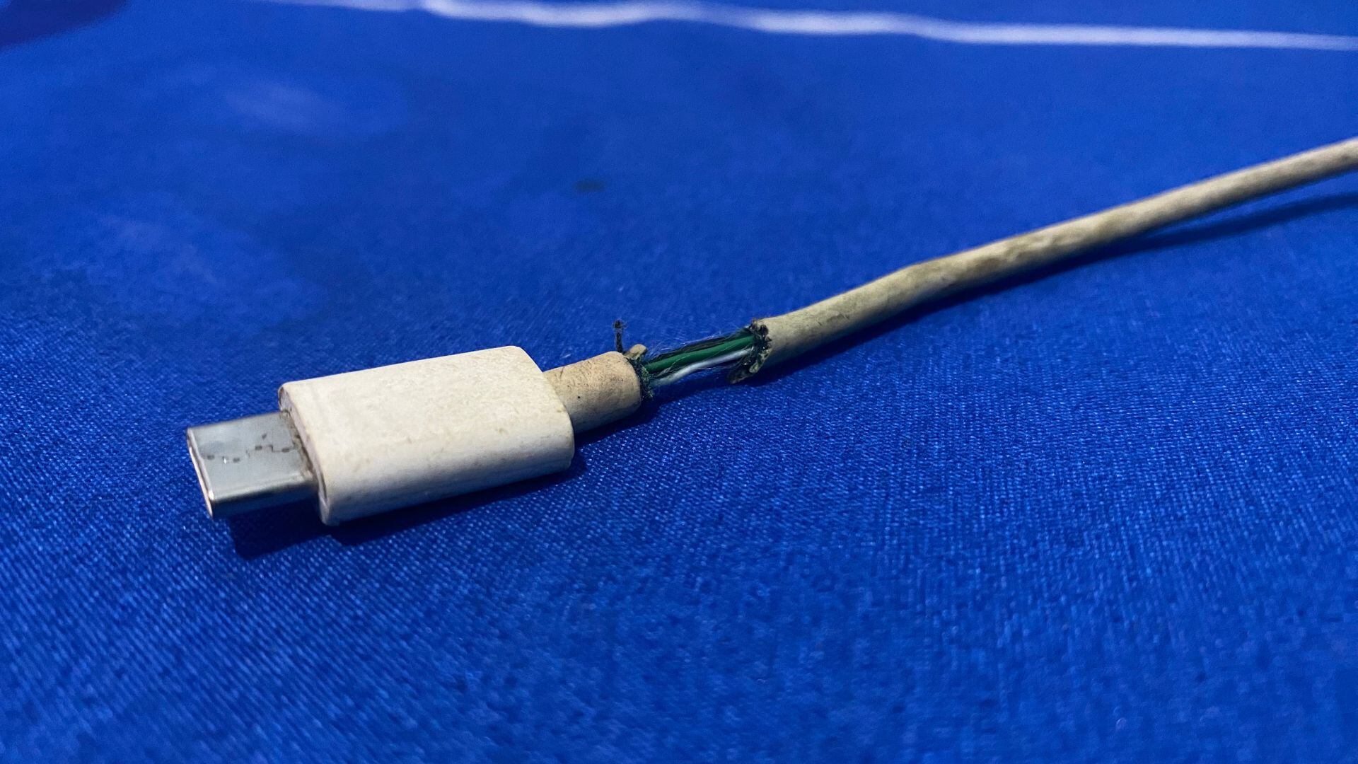 Los cables defectuosos pueden enviar corriente de forma irregular, lo que puede dañar la batería.