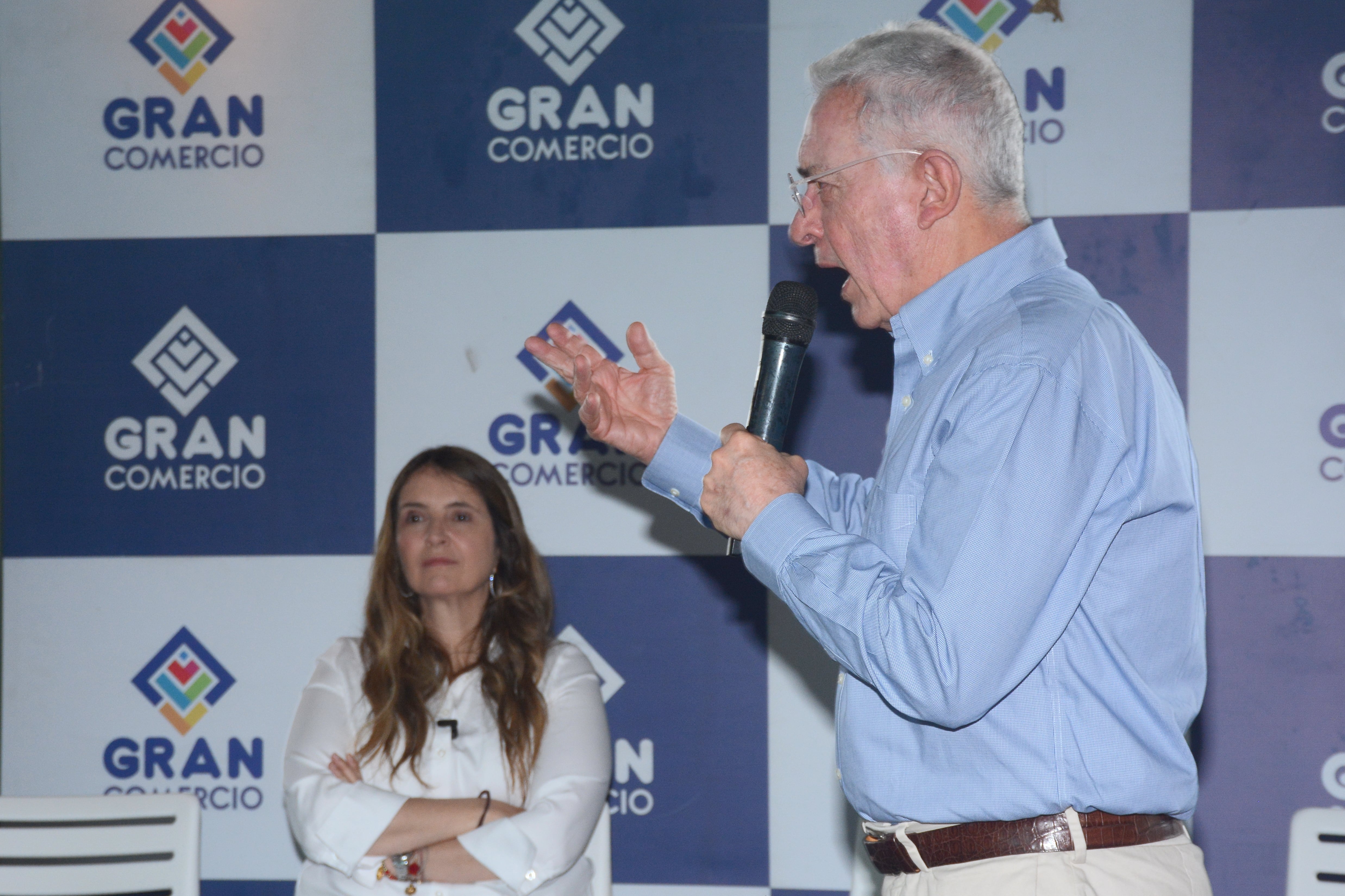 El líder del Centro Democrático, el expresidente Álvaro Uribe Vélez, llegó este martes a un centro comercial del centro de Cali, junto a la candidata presidencial de esa colectividad, Paloma Valencia. Foto: Jorge Orozco.