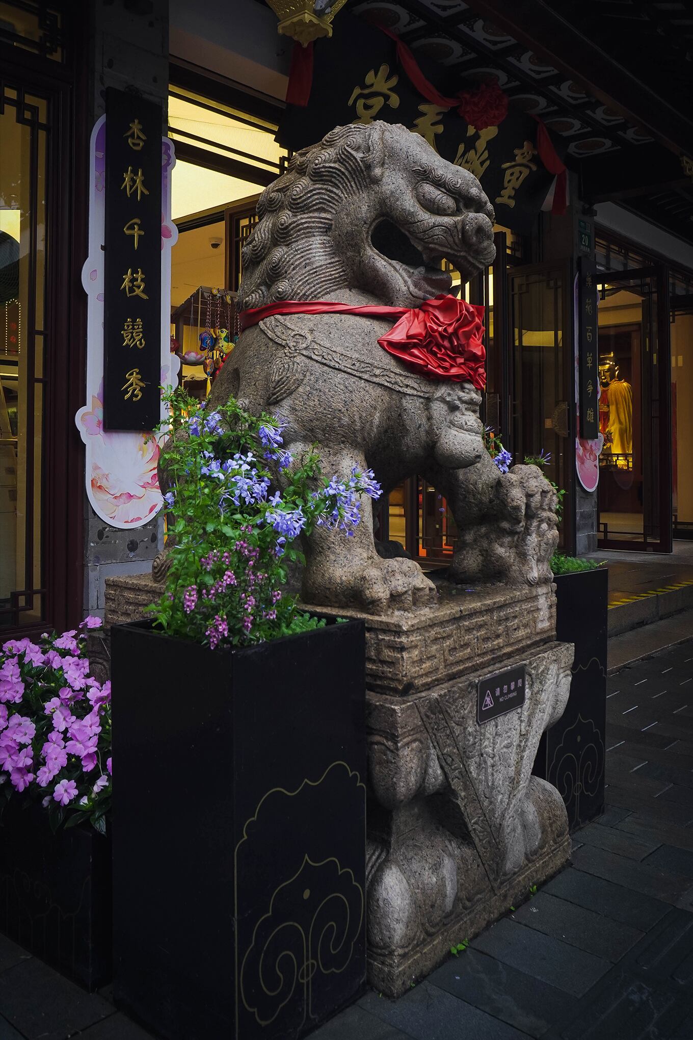 León guardia en Chenghuang Miao, en Shanghái