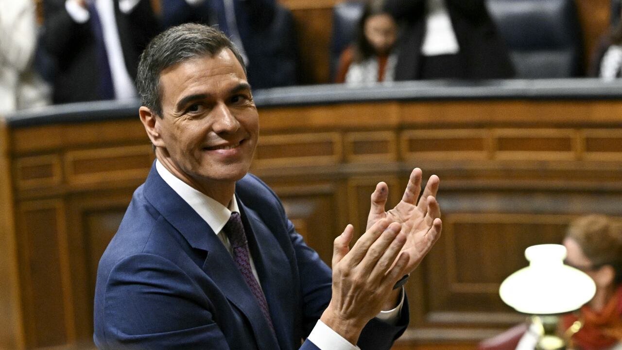 Con 51 años de edad, y en el poder desde 2018, Sánchez, tomó posesión para un nuevo mandato, en medio de una fuerte oposición de la derecha.