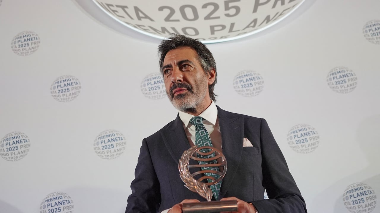 Ganador del Premio Planeta 2025, Juan del Val posa con el trofeo que le mereció su novela 'No Es Tan Fácil de Morir de Amor' , escrito bajo el pseudónimo Elvira Torres. Foto: Manaure Quintero / AFP