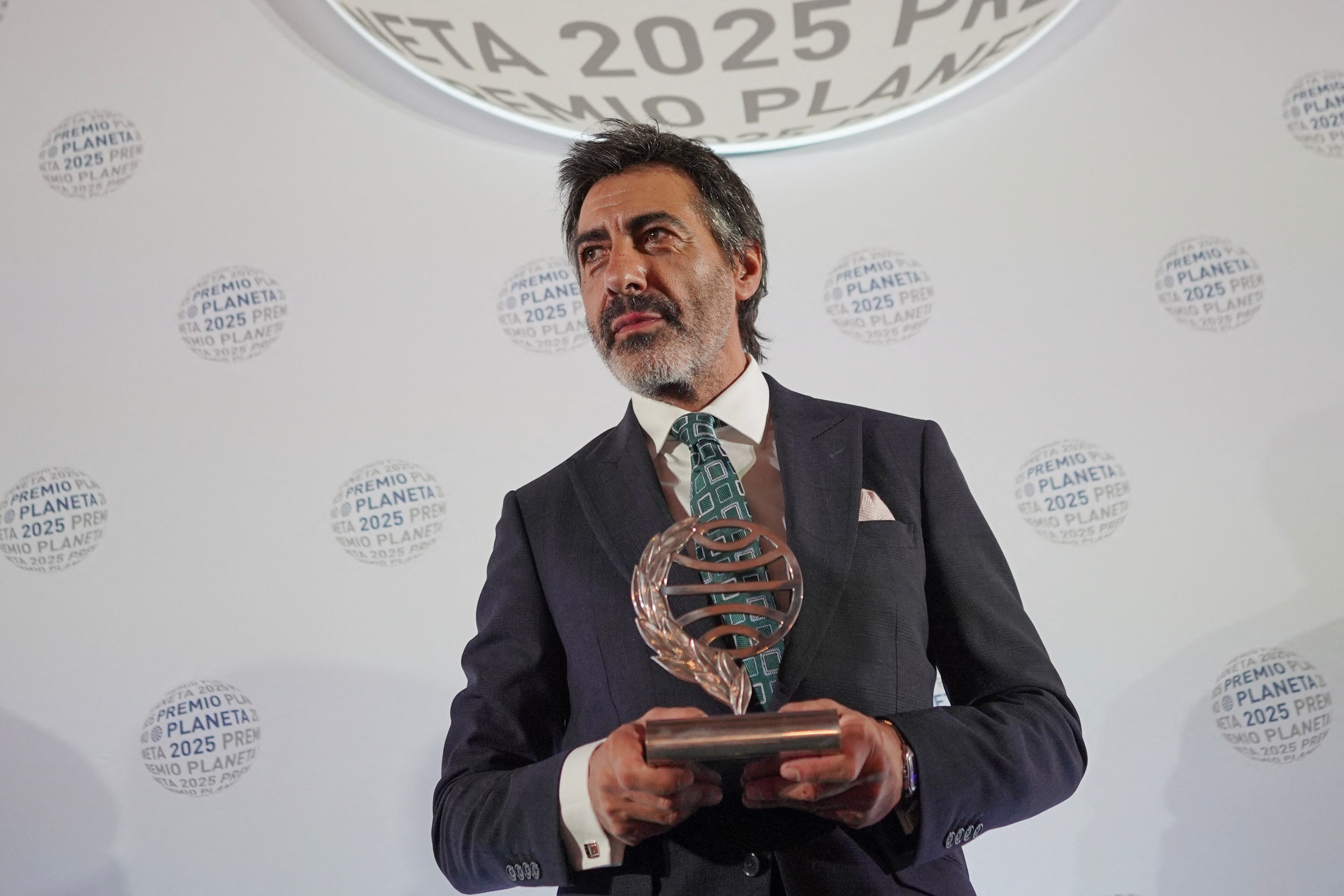 Ganador del Premio Planeta 2025, Juan del Val posa con el trofeo que le mereció su novela 'No Es Tan Fácil de Morir de Amor' , escrito bajo el pseudónimo Elvira Torres. Foto: Manaure Quintero / AFP