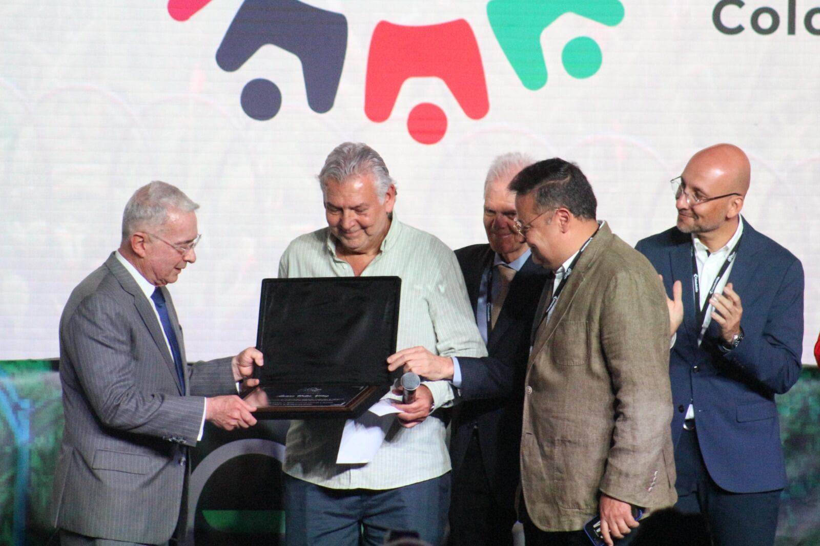 El expresidente Álvaro Uribe fue homenajeado.